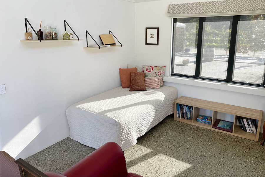 cromwell accommodation cherry tree farm guest house lounge bed area
